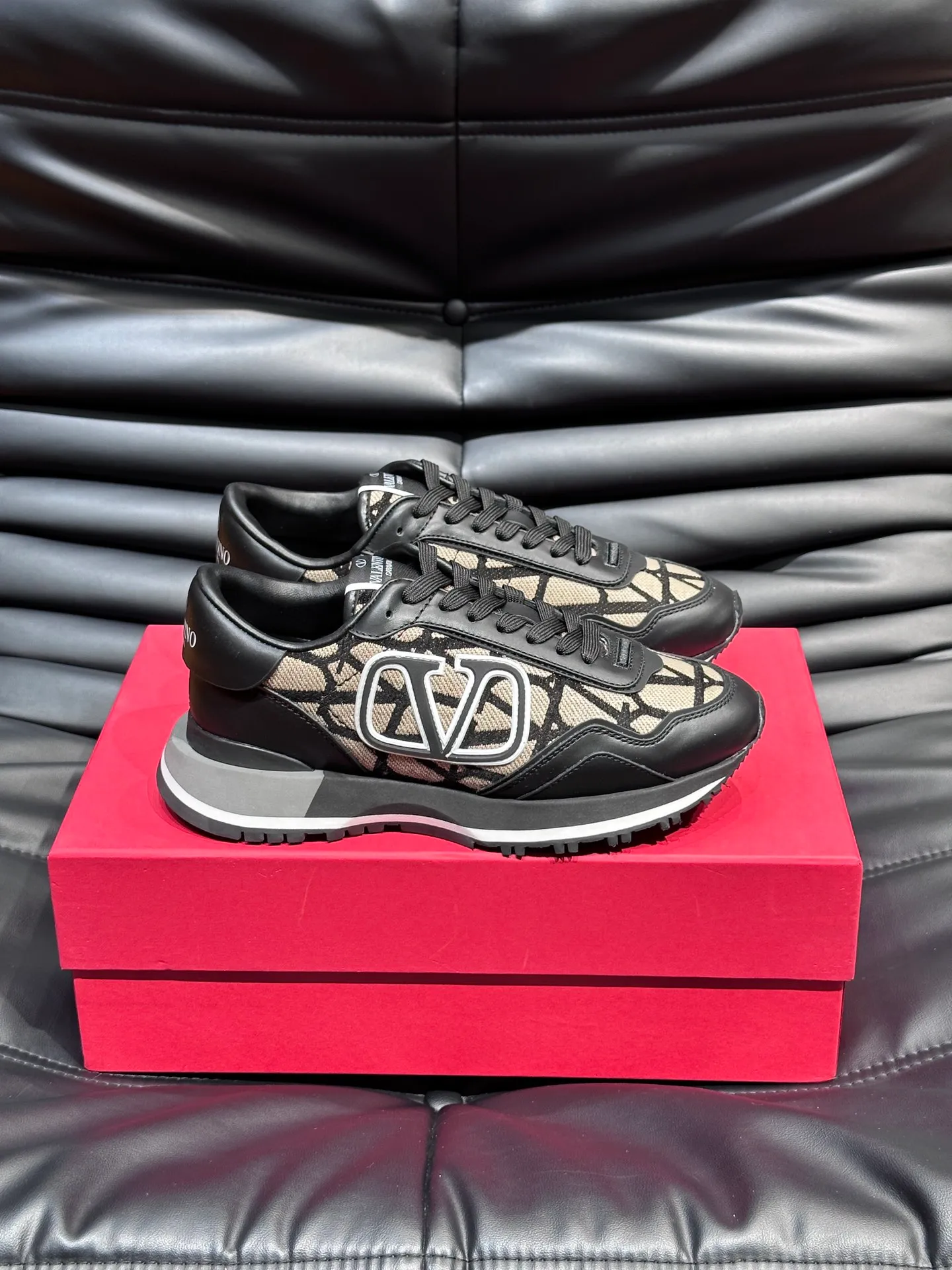 P540💰 Product trademark: VALENTINO "Valentino" Regular size: 38-44 [45 customized] Product materials: Warren men's casual sports shoes, made of multi-material splicing, calf leather stitched with suede cowhide, fabric mesh upper, fabric tongue decorated with brand badge, rubber rivet decorative details on the heel, rivet rubber outsole, non-slip, wear-resistant and shock-absorbing, pure cotton inner foot pad, comfortable and breathable, comes with original box packaging bag!
